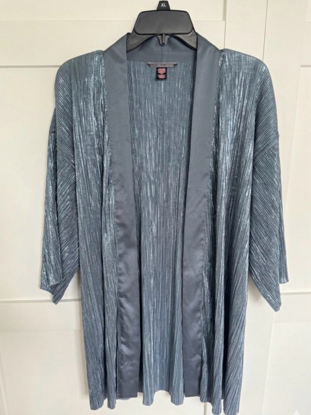 Women’s Victoria's Secret XS/S Gray Pleated Satin-Trim Robe kimono